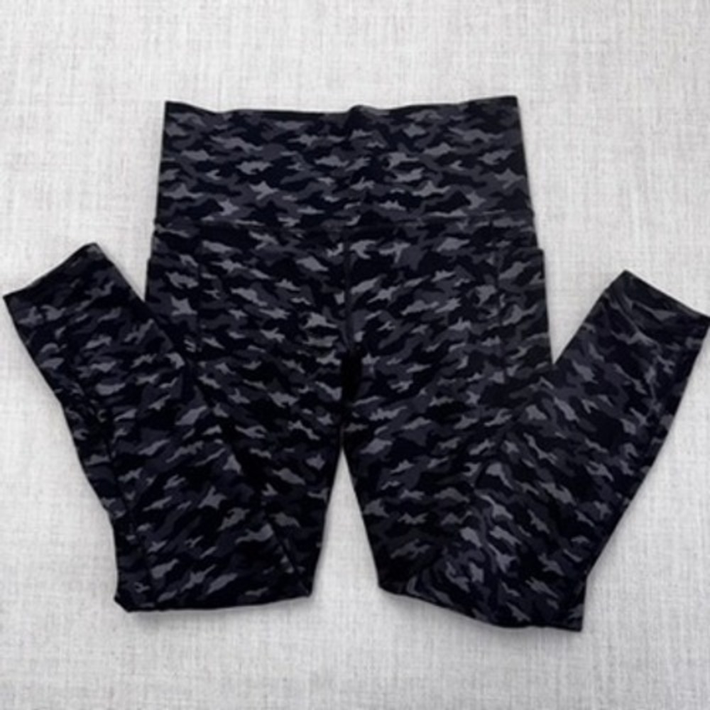 Athleta Salutation Stash Pocket II‎ Printed 7/8 Tight Camo Leggings Grey Black M - Picture 2 of 15